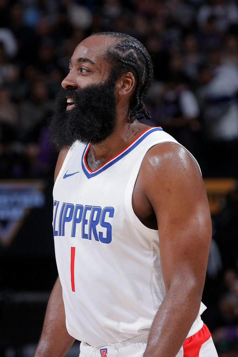 40岁前曼城队长费尔南迪尼奥自宣退役，球员生涯23年赢得30冠（40岁前曼城队长费尔南迪尼奥宣布挂靴，23年职业生涯斩获30冠）