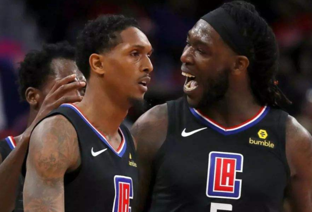 气得双手握拳！（怒得握紧拳头！）