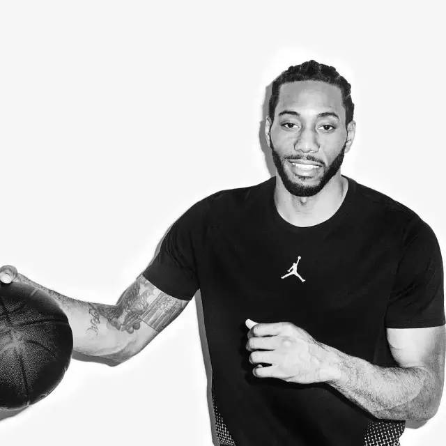 队友送大礼！QPR绝杀功臣疯狂庆祝，下一秒只剩底裤苦笑（队友大赠送！QPR绝杀英雄狂喜庆祝，转眼只剩内裤无奈苦笑）