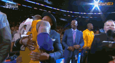 老将关键铲断救险，成全场转折点（老将神勇铲断化险，成为比赛拐点）