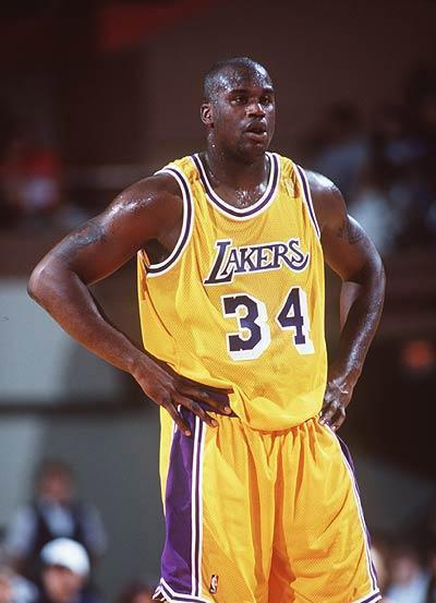 欧冠决赛用球谍照：包含白+深紫，灵感来自举办城市布达佩斯（欧冠决赛官方用球曝光：白与深紫配色，设计灵感取自布达佩斯）