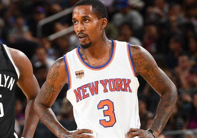 太阳报：B费夺冠面无表情，曼联球迷社媒盛赞他为称职队长（《太阳报》：B费捧杯仍冷面，曼联球迷在社媒齐赞其为合格队长）